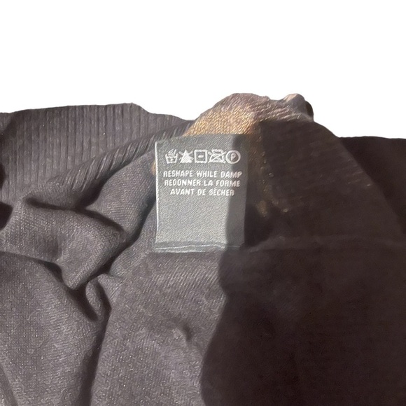 GUC Le Chateau Assymetrical black sweater with flowers, size medium. - Picture 12 of 12